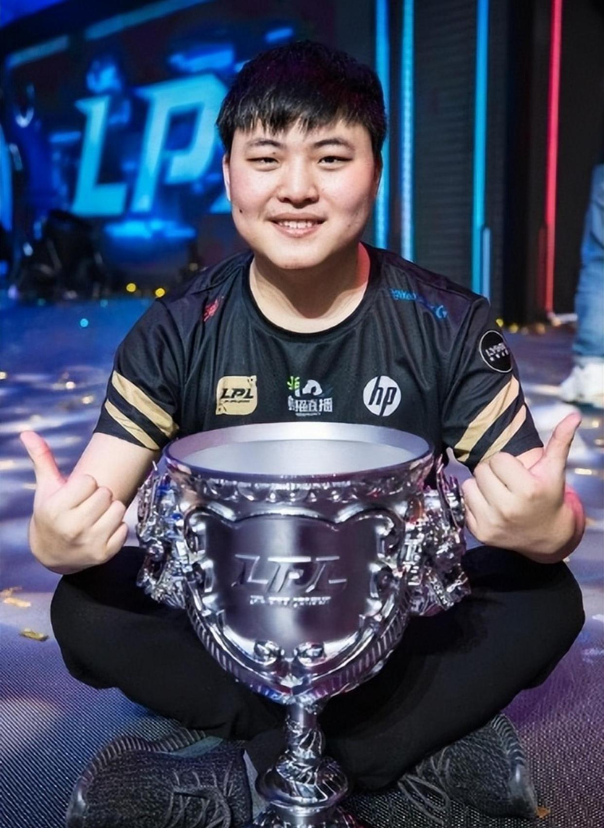 Uzi回归赛场，高光表现首场状态亮眼，澳大利亚队观众沸腾！的简单介绍